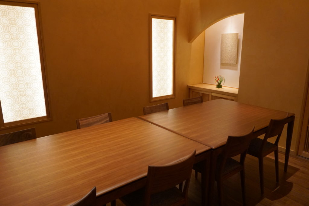 屋内, 部屋, テーブル, 暮らし が含まれている画像  自動的に生成された説明
